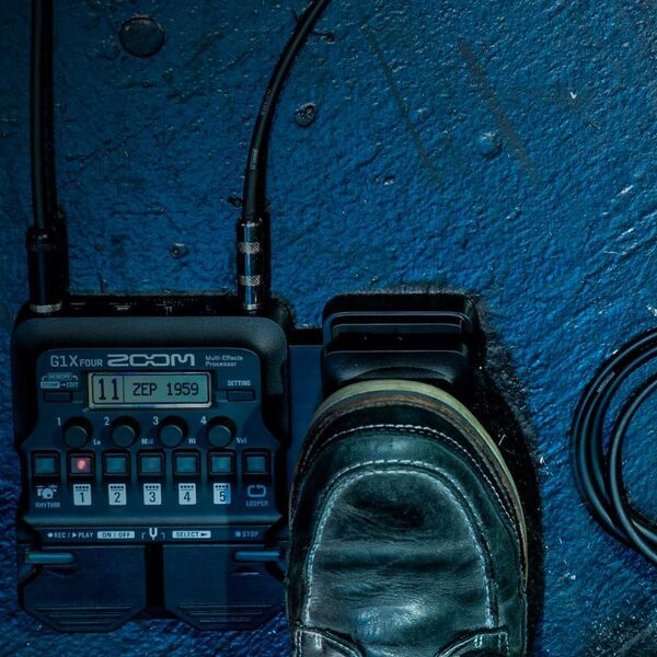 Zoom G1X FOUR Processeur multi-effets pour guitare avec pédale d'expression, avec plus de 70 effets intégrés, modélisation d'ampli, boucleur, section rythmique, accordeur, alimenté par batterie