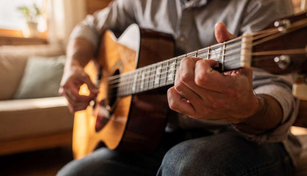 Comment bien débuter avec les triades en improvisation guitare ?