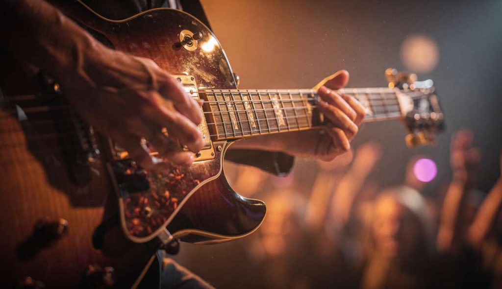 Booster sa créativité à la guitare : 3 riffs avec les triades