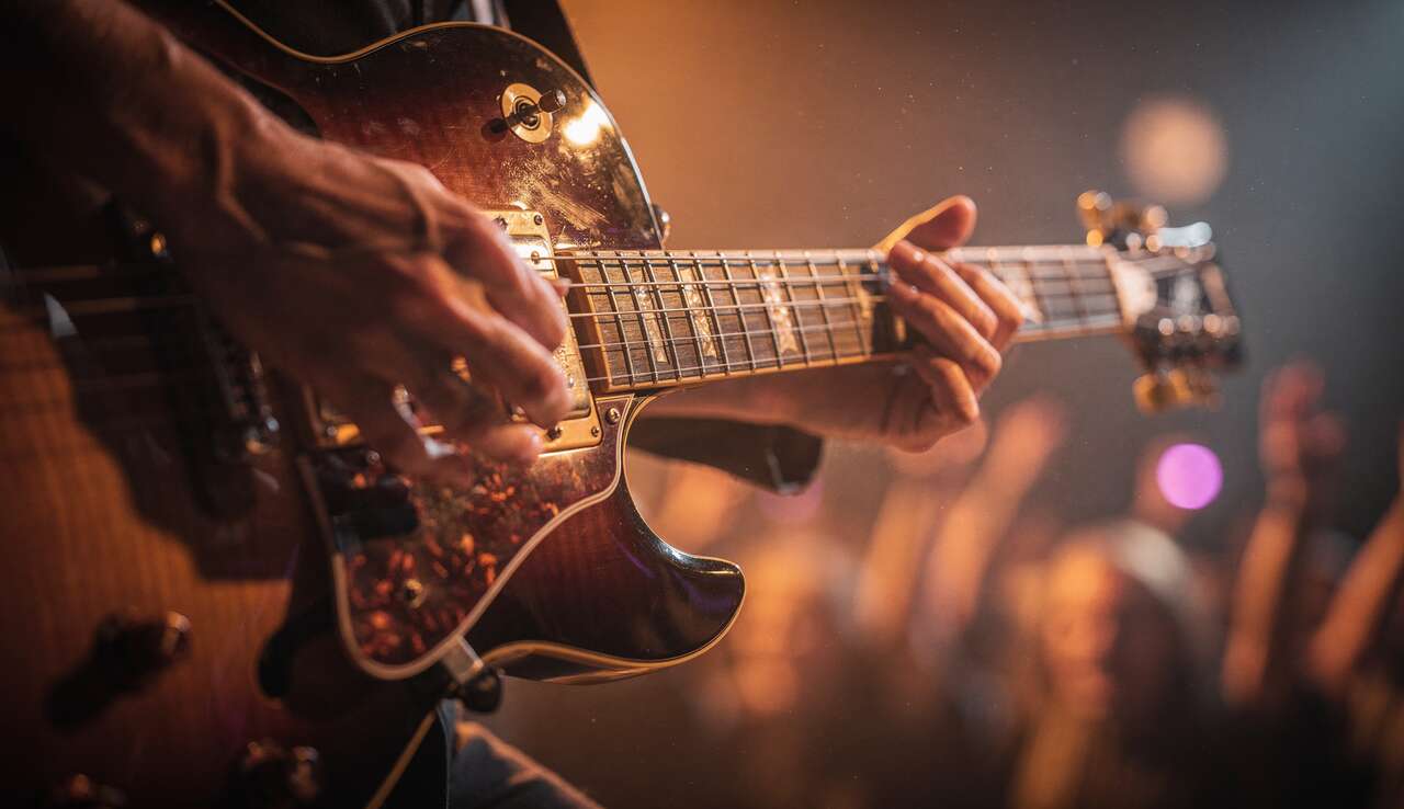 Booster sa créativité à la guitare : 3 riffs avec les triades