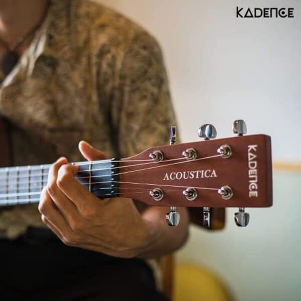 Plongez dans le monde des guitares électro-acoustiques avec notre test détaillé de la Kadence Acoustica A05 : performance, design et sensation en bois zébré analysés pour vous aider à faire le bon choix.