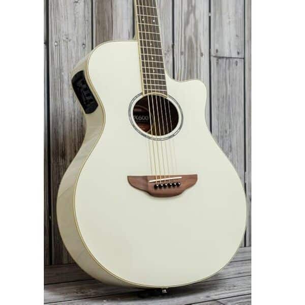 Découvrez notre test détaillé de la Yamaha APX600 blanche, la guitare électro-acoustique compacte idéale pour les musiciens en quête de portabilité et de qualité sonore. 