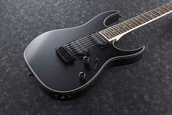 Découvrez notre test complet de l'Ibanez RG421EX-BKF : une guitare électrique polyvalente, ergonomique et performante pour musiciens débutants et confirmés. 